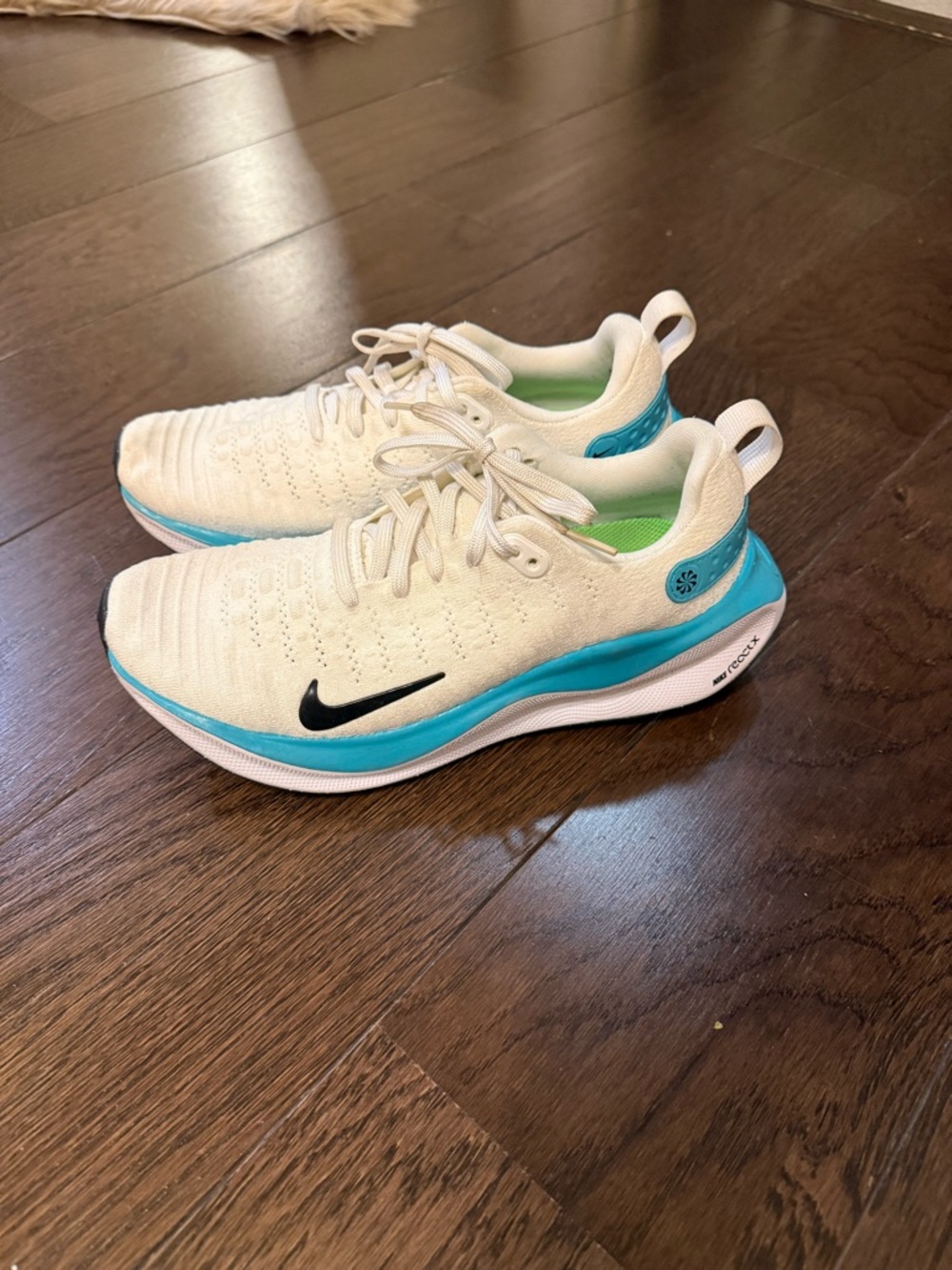 Nike Cream & Teal Performance Running Shoes